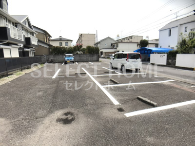 【駐車場】 | シャトレ城南A | 駐車場があるので、車を買う予定の方も安心です