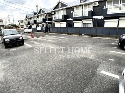 【駐車場】 | シャトレ城南A | 駐車場があるので、車を買う予定の方も安心です