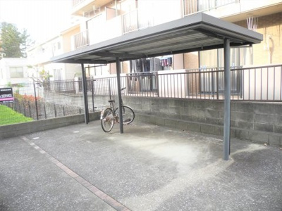 【駐車場】 | ルーチェスタジョーネ | 駐輪シール550円/1台のご購入でご利用いただけます。