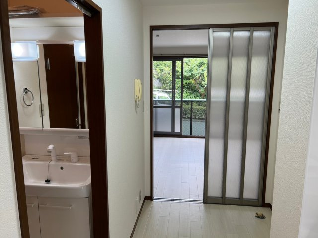 【内装】 | ルーチェスタジョーネ | 開放感のある透かし戸