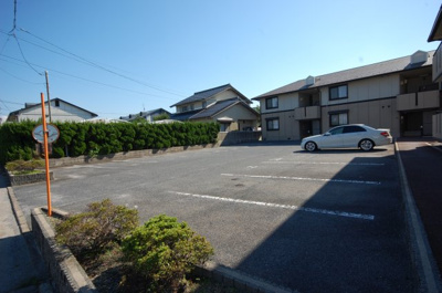 【駐車場】 | ヴィルヌーヴＢ | 駐車場も停めやすいです♪