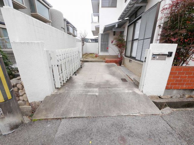 本山北町戸建の駐車場
