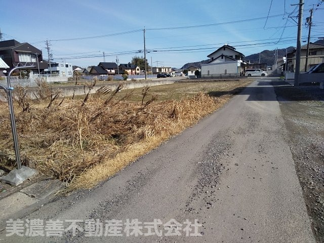 ６０３８０　岐阜市粟野西６丁目土地の前面道路含む現地写真