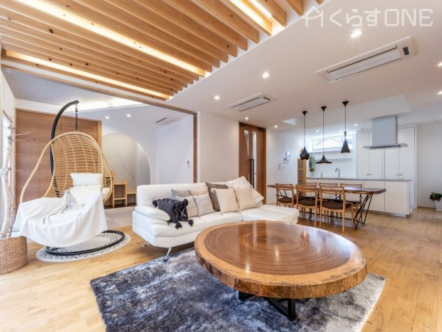 【その他】 | 揖保郡太子町太田／３区画 | 【自社施工例】天井に梁を使用し、木のぬくもりを感じられるリビング