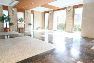 【エントランス】 | 外と内をつなぐエントランスは、まさに顔となる場所。格調高い雰囲気を漂わせて上質な空間を作り出します