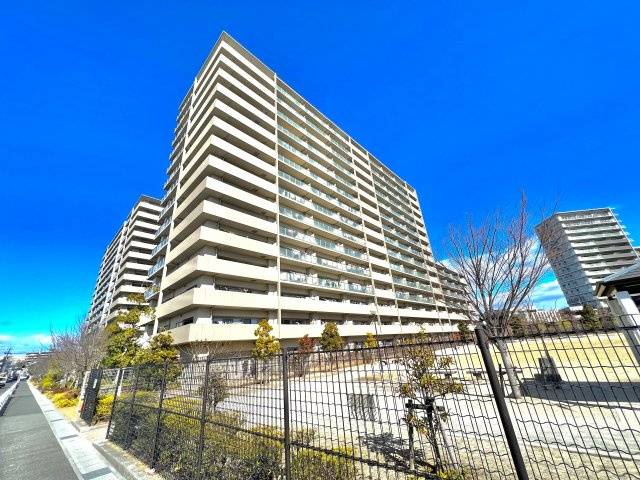 セントアースの外観|マンション敷地南側は公園となっております。