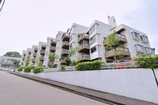 【外観】 | 都心の喧騒から離れた、落ち着いた環境で生活できます。小学校が近く、すぐ近くに公園があるのでお子さまがいるご家庭にもおススメです