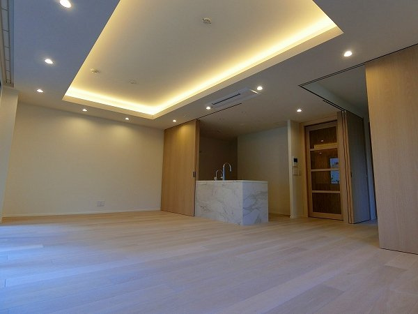 港区三田２丁目の賃貸マンションの居間・リビング