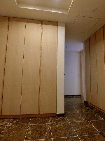 港区三田２丁目の賃貸マンションの玄関