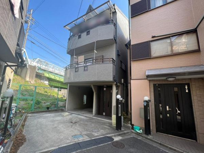 【外観】 | 泉町1丁目中古一戸建て | 駐車3台可能です！駐車スペースが充実しているので、自転車等の置き場所に困りません！