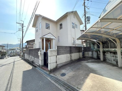 【前面道路含む現地写真】 | 高倉2丁目中古一戸建て | カーポート付きの駐車場です！