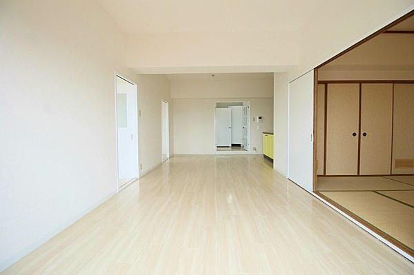 久留米市西町の賃貸マンションの居間・リビング|ゆったりとした居間です