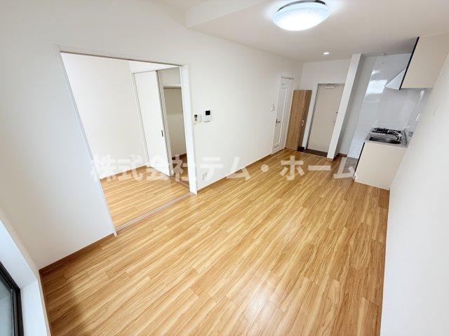 【居間・リビング】 | エルピス柏原 | こちらの居間で趣味の時間をお楽しみください