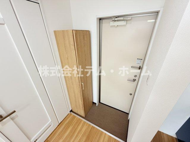 【玄関】 | エルピス柏原 | 収納もある玄関です