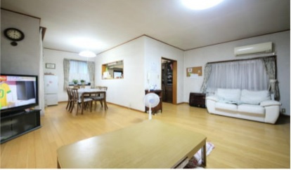 厚木市山際　中古戸建　57.20坪の内装|リビングは広々した13帖！対面キッチンで家事の間も家族との時間を共有できます。
また、大家族でもそれぞれが心地よく過ごせる大空間リビングが嬉しいですね！