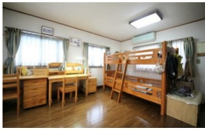 厚木市山際　中古戸建　57.20坪の内装|2階10帖の洋室です。
現在お住まい中ですが、室内大変綺麗にお使いです。