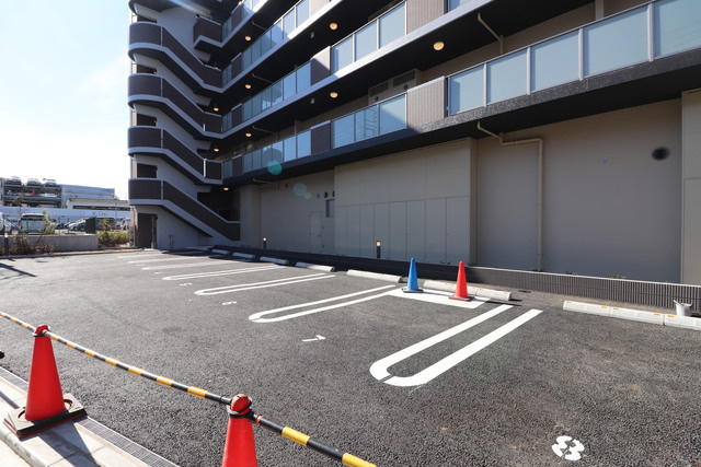 グレイシャス新横浜の駐車場