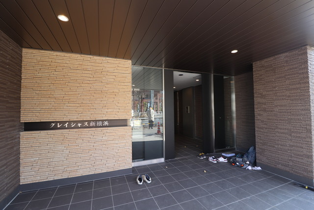 グレイシャス新横浜のエントランス