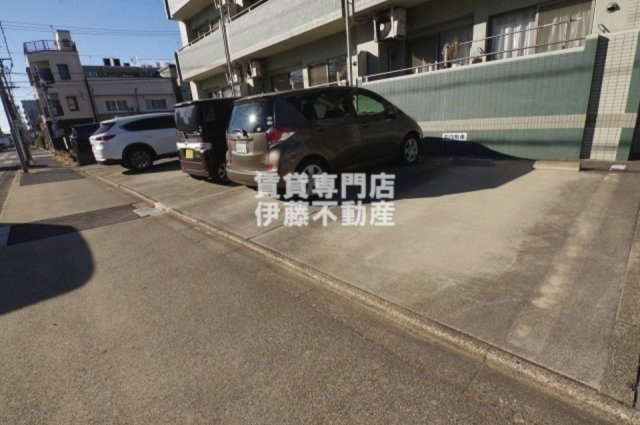 イデアルの駐車場