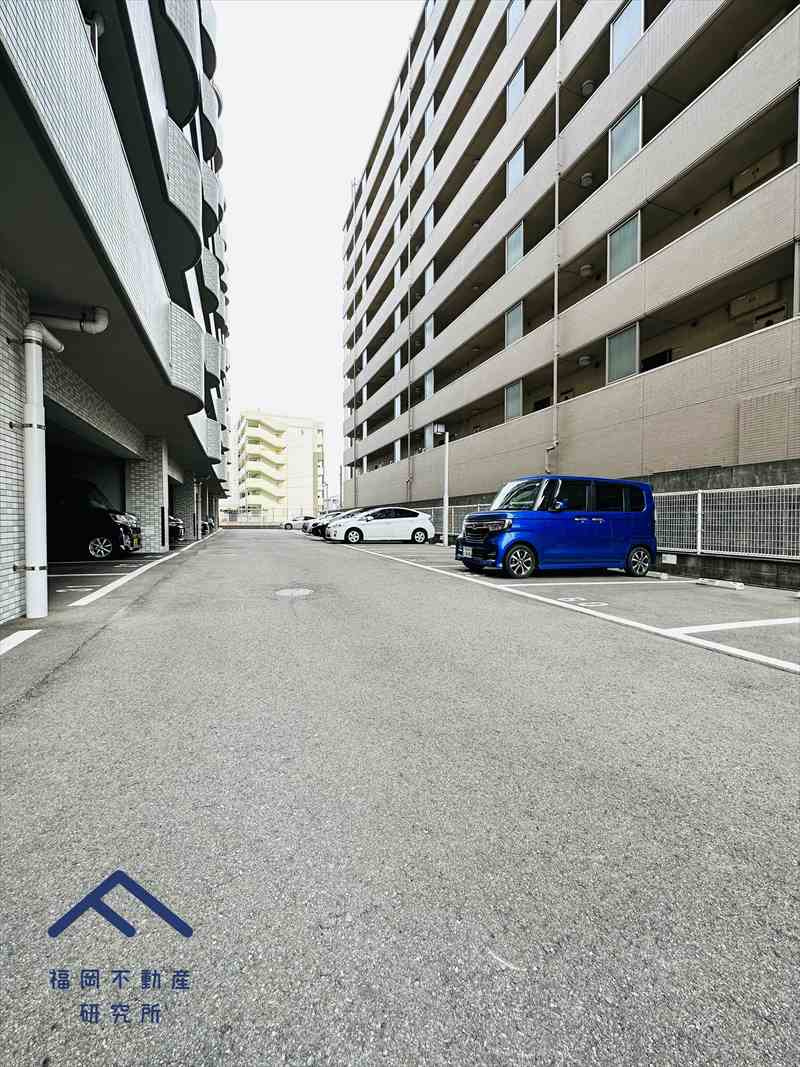 ライオンズマンション箱崎南の駐車場