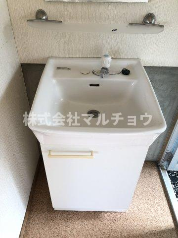浦西アパートの洗面所|ゆったりとスペースのある洗面所