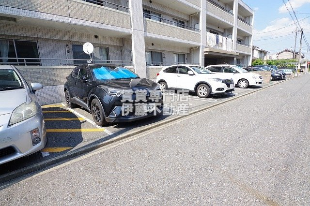 ハピネス天塚の駐車場