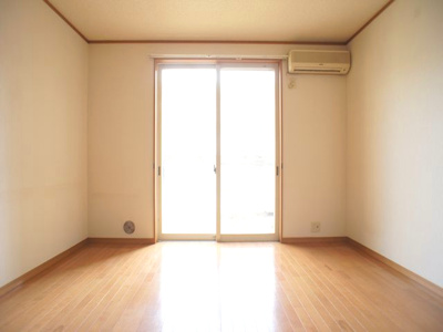 【居間・リビング】 | ラフォーレ・栄町B | 快適に過ごせるエアコンが付いています♪