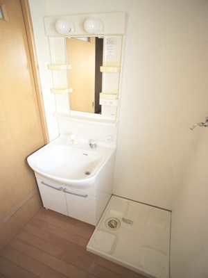 【独立洗面台】 | ラフォーレ・栄町B | 洗髪洗面化粧台と洗濯機置き場があります♪