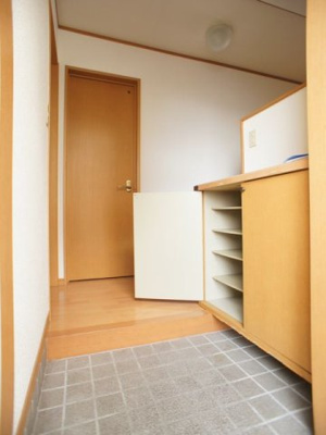 【玄関】 | ラフォーレ・栄町B | 1階玄関！たくさん収納できるシューズボックスが付いています♪