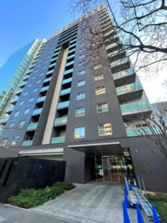 【外観】 | 【 Appearance 】
存在感のある建物は、居住者の拠点としてずっと価値を持ち続ける。今もそこでじっと佇み、居住者の安全や安心を守ってくれています。