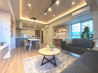 【外観】 | 【 Living　room 】
木の暖かさを感じられ、団欒とした生活を送ることができるリビングルーム。気持ちのいい日の光の下、ゆっくりとしたくつろげる時間を楽しみませんか？