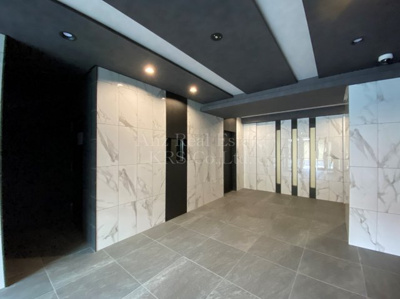 【ロビー】 | グランカリテ九条南 | ホワイトの大理石が高級感を演出するロビー♪