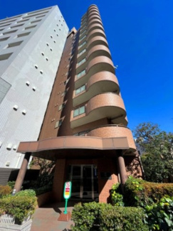 【外観】 | 【 Appearance 】
存在感のある建物は、居住者の拠点としてずっと価値を持ち続ける。今もそこでじっと佇み、居住者の安全や安心を守ってくれています。