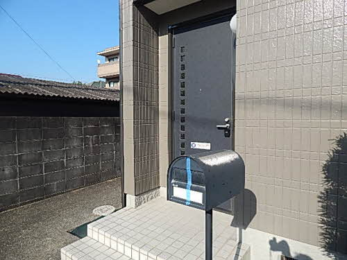 久留米市合川町の一戸建てのエントランス