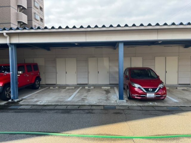 グローレ新田塚の駐車場
