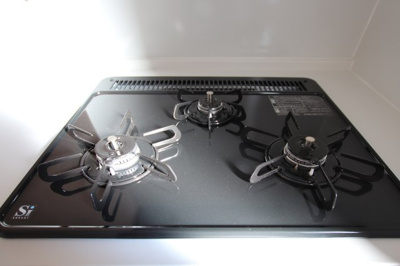 【キッチン】 | 【中古】リセットハウス御幸町４丁目 | ３口コンロ