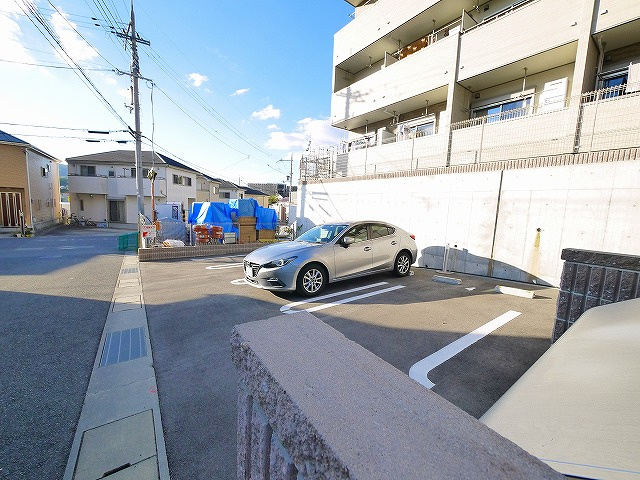グランツ東生駒の駐車場|駐車場に車を止められます