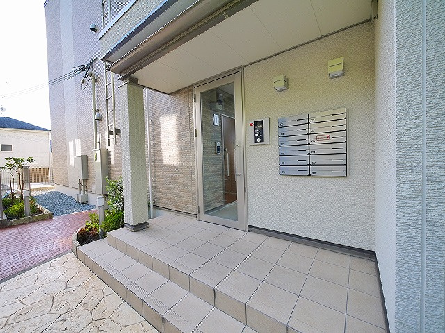 グランツ東生駒のエントランス|落ち着いたエントランスです