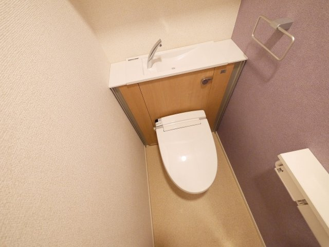 グランツ東生駒のトイレ|落ち着いた色調のトイレです