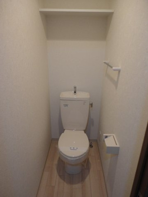 【トイレ】 | Crescent | 上部収納棚が付いてます