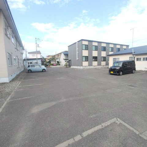 高木ハイツ（鷲別町）の駐車場