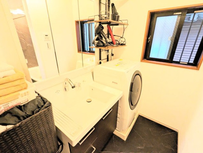 【独立洗面台】 | 墨田区東駒形４丁目鉄骨造戸建 | 脱衣所も広めでお子様と一緒の着替えでも十分なスペースです