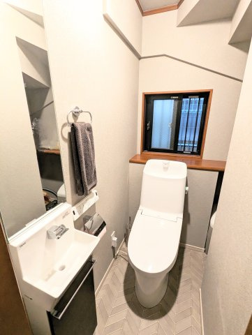 墨田区東駒形４丁目鉄骨造戸建のトイレ|収納豊富でストック品スペースに困りません