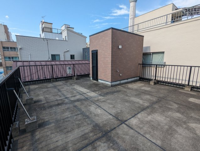 墨田区東駒形４丁目鉄骨造戸建のバルコニー|30帖超の広々した屋上空間
