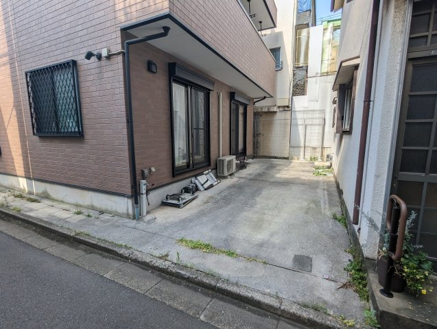墨田区東駒形４丁目鉄骨造戸建の駐車場|南側駐車場で角地風です