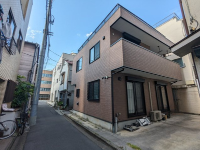 【外観】 | 墨田区東駒形４丁目鉄骨造戸建 | 南側が平置きの駐車場で南西角地風です