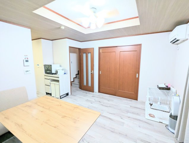 墨田区東駒形４丁目鉄骨造戸建の居間・リビング|隣の部屋とつなげて約19帖のLDKとしても利用可能です