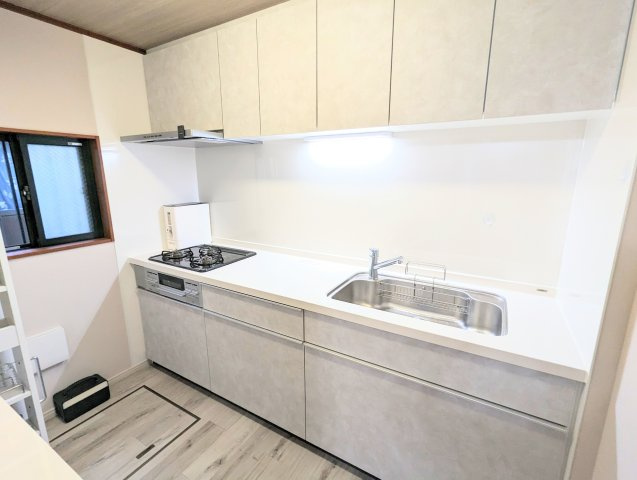 墨田区東駒形４丁目鉄骨造戸建のキッチン|床下収納付きの独立型キッチンスペースは広々してます