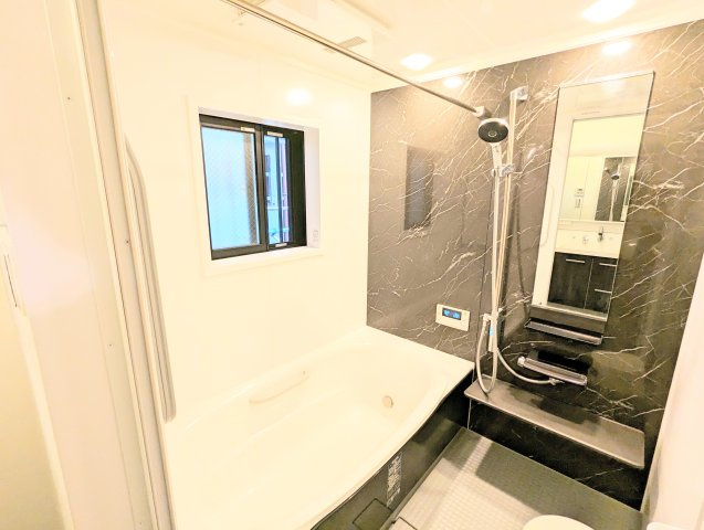 墨田区東駒形４丁目鉄骨造戸建の浴室|１６１６サイズのゆったりした浴室