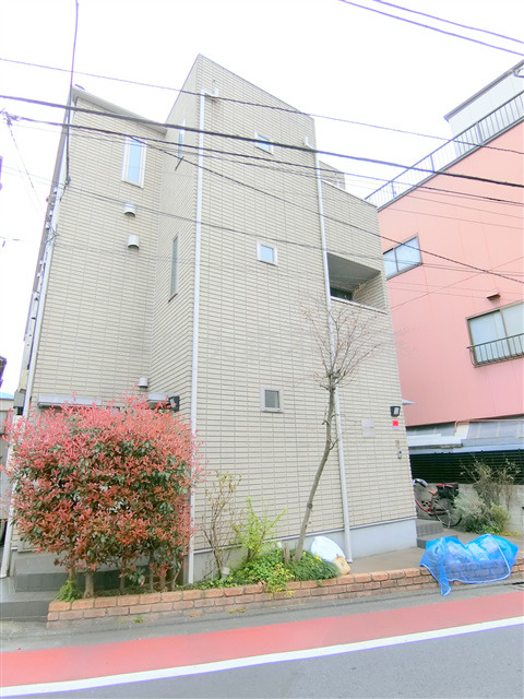 マリクレール蒲田(カマタ)の外観|外観　2005年12月築　木造地上3階建て　東京都大田区蒲田本町2丁目　JR京浜東北線蒲田駅、京急本線雑色駅徒歩圏内の人気賃貸アパート！
